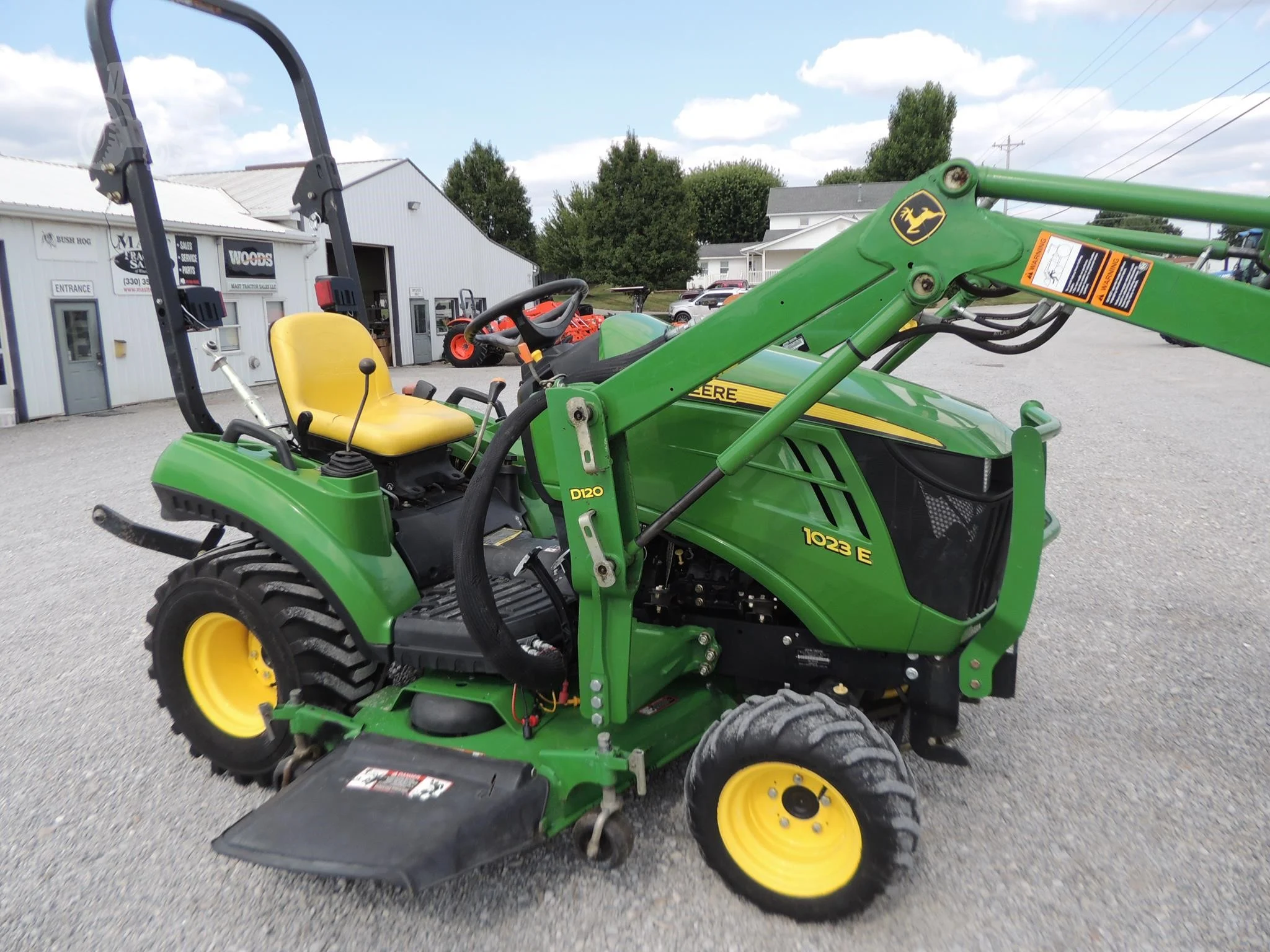 2011 JOHN DEERE 1023E Tractor - Image 11
