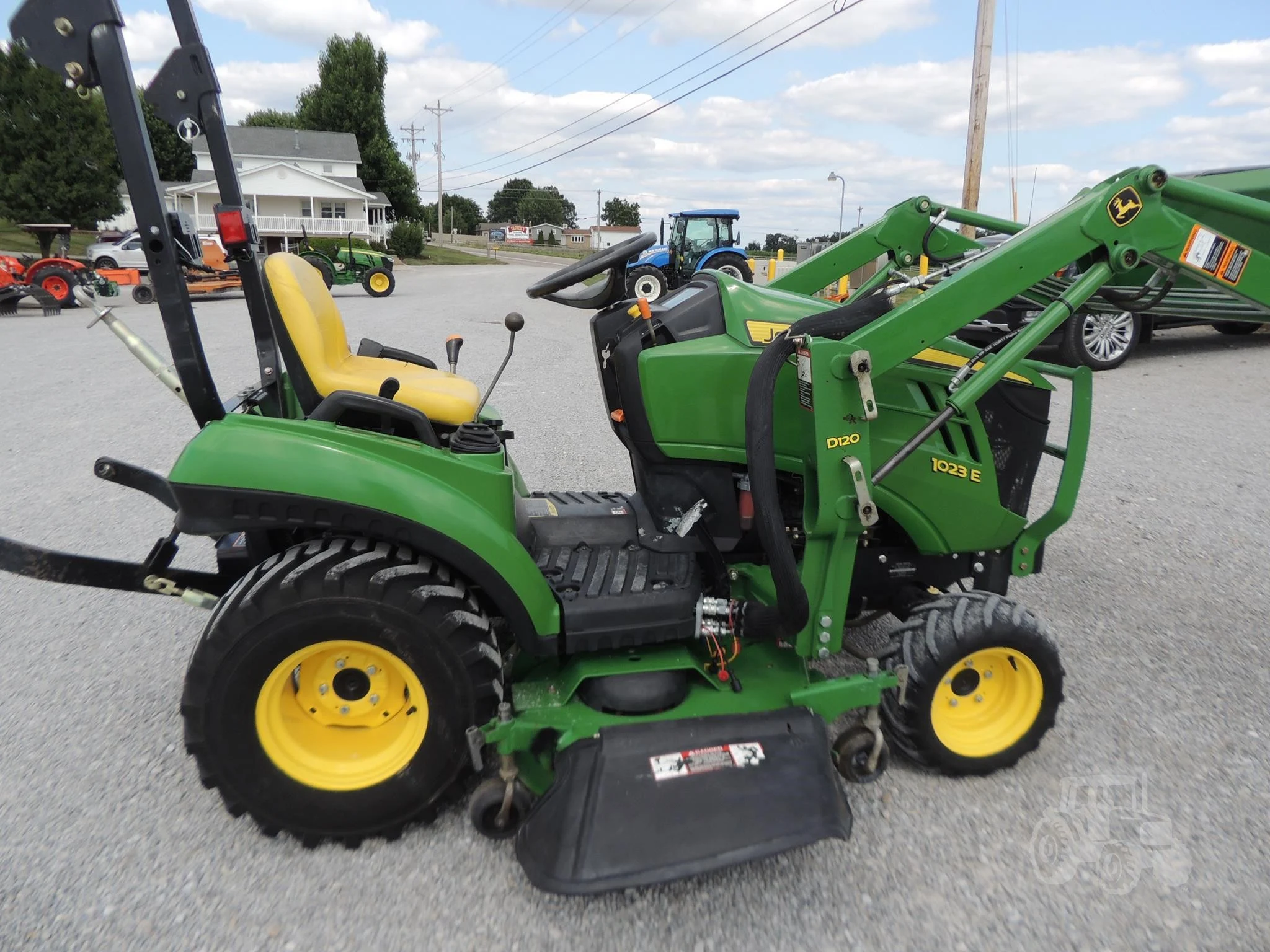 2011 JOHN DEERE 1023E Tractor - Image 10