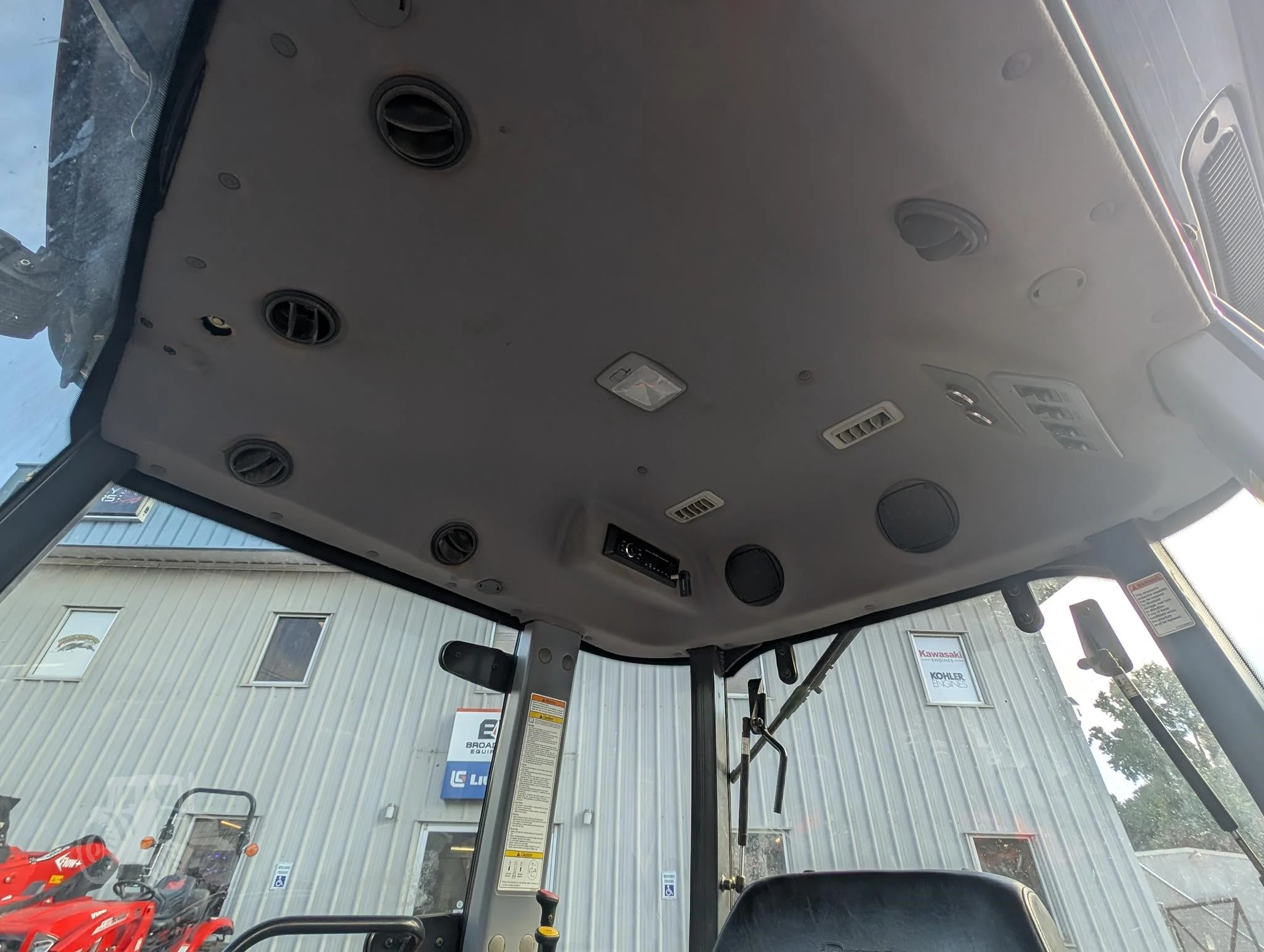 2017 BRANSON 4225C Tractor - Image 5