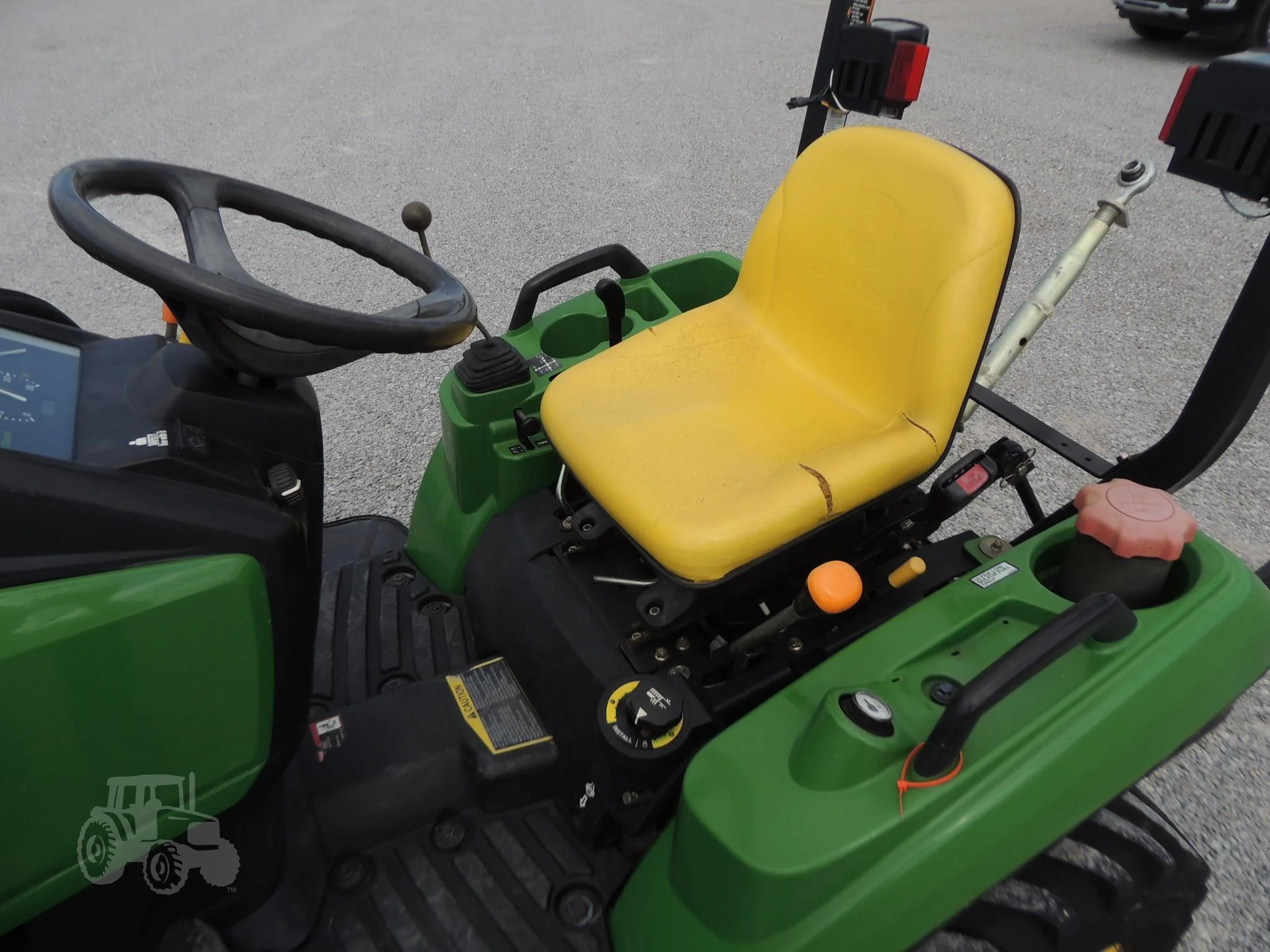 2011 JOHN DEERE 1023E Tractor - Image 2
