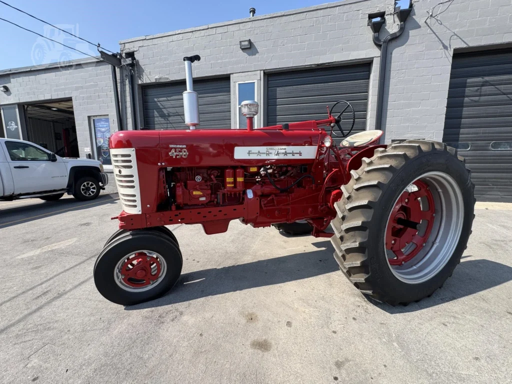 1958 INTERNATIONAL 450 Antique Tractor
