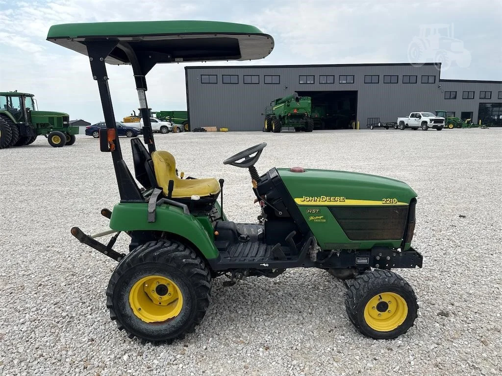 2005 JOHN DEERE 2210 Tractor