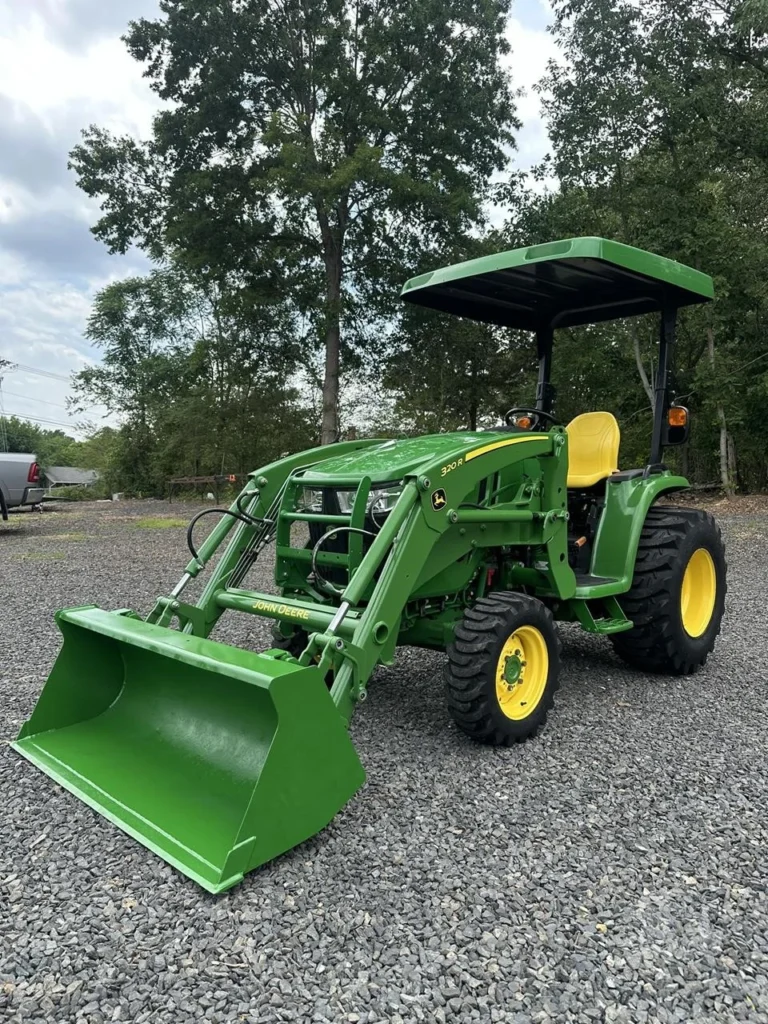 2022 JOHN DEERE 3033R Tractor