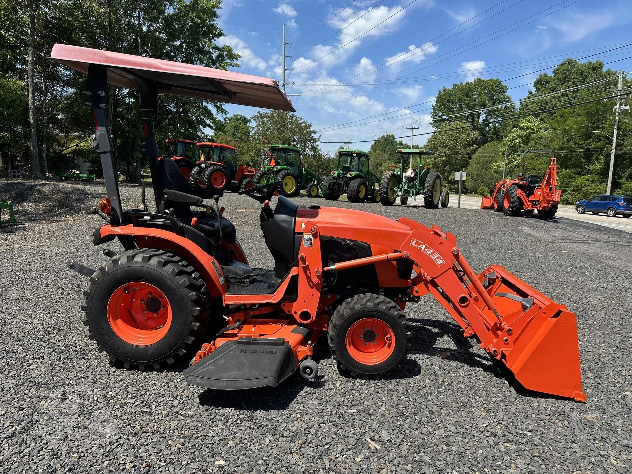 2017 KUBOTA B2301 Tractor - Image 2