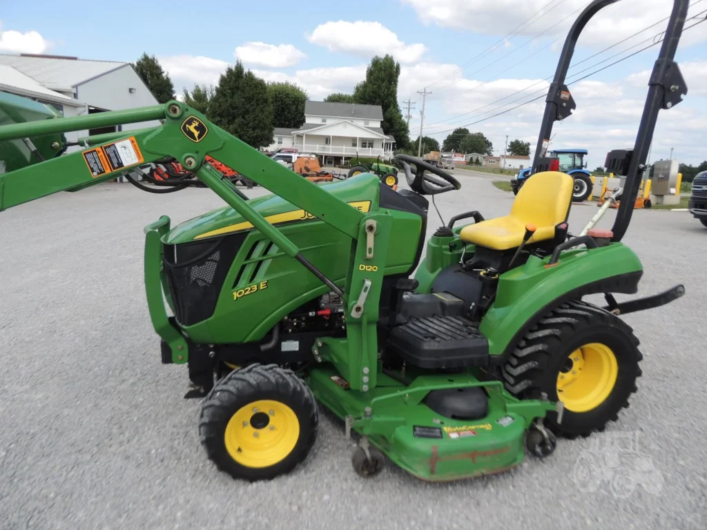 2011 JOHN DEERE 1023E Tractor